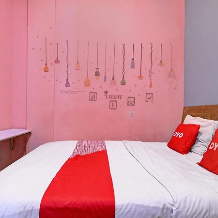 Oyo Life 92877 Hotel Rainbow 7296 Semarang Exteriör bild