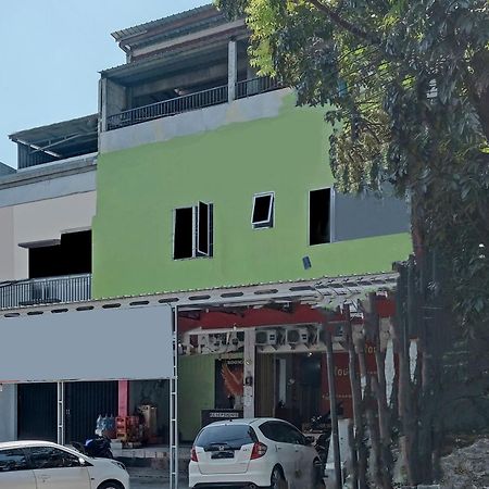 Oyo Life 92877 Hotel Rainbow 7296 Semarang Exteriör bild