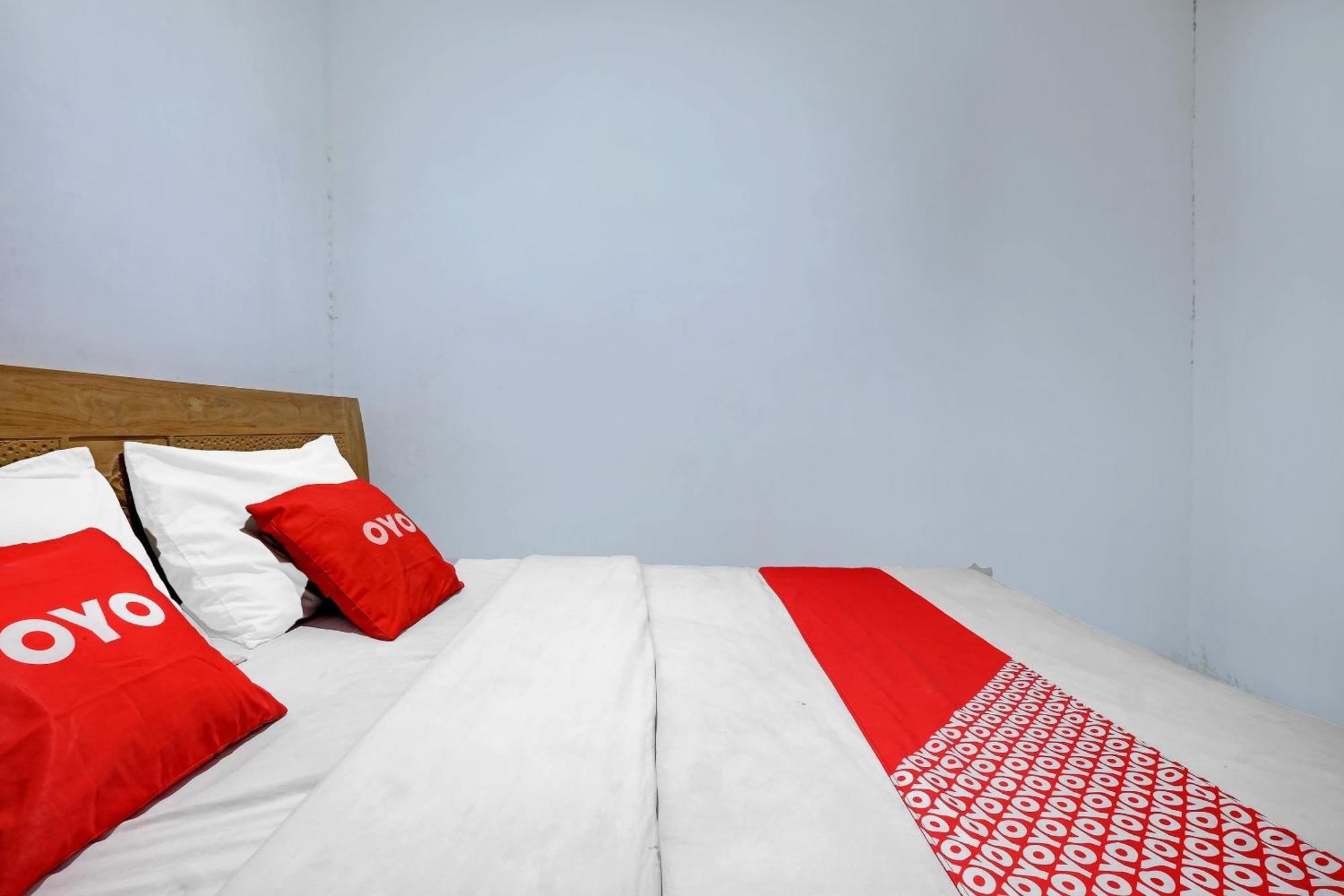 Oyo Life 92877 Hotel Rainbow 7296 Semarang Exteriör bild